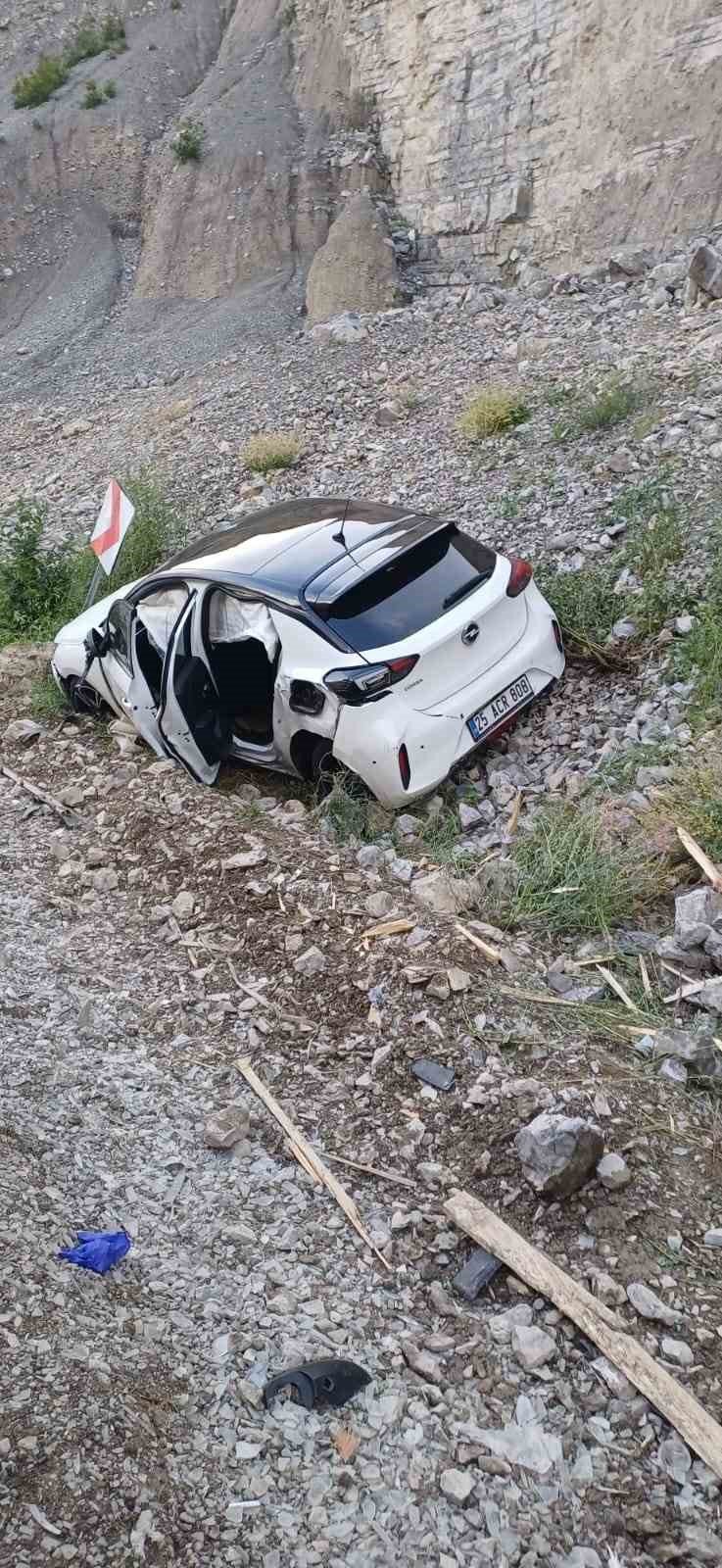Erzurum’da Otomobil İstinat Duvarına Çarptı.. 1’i Ağır 4 Kişi Yaralandı!