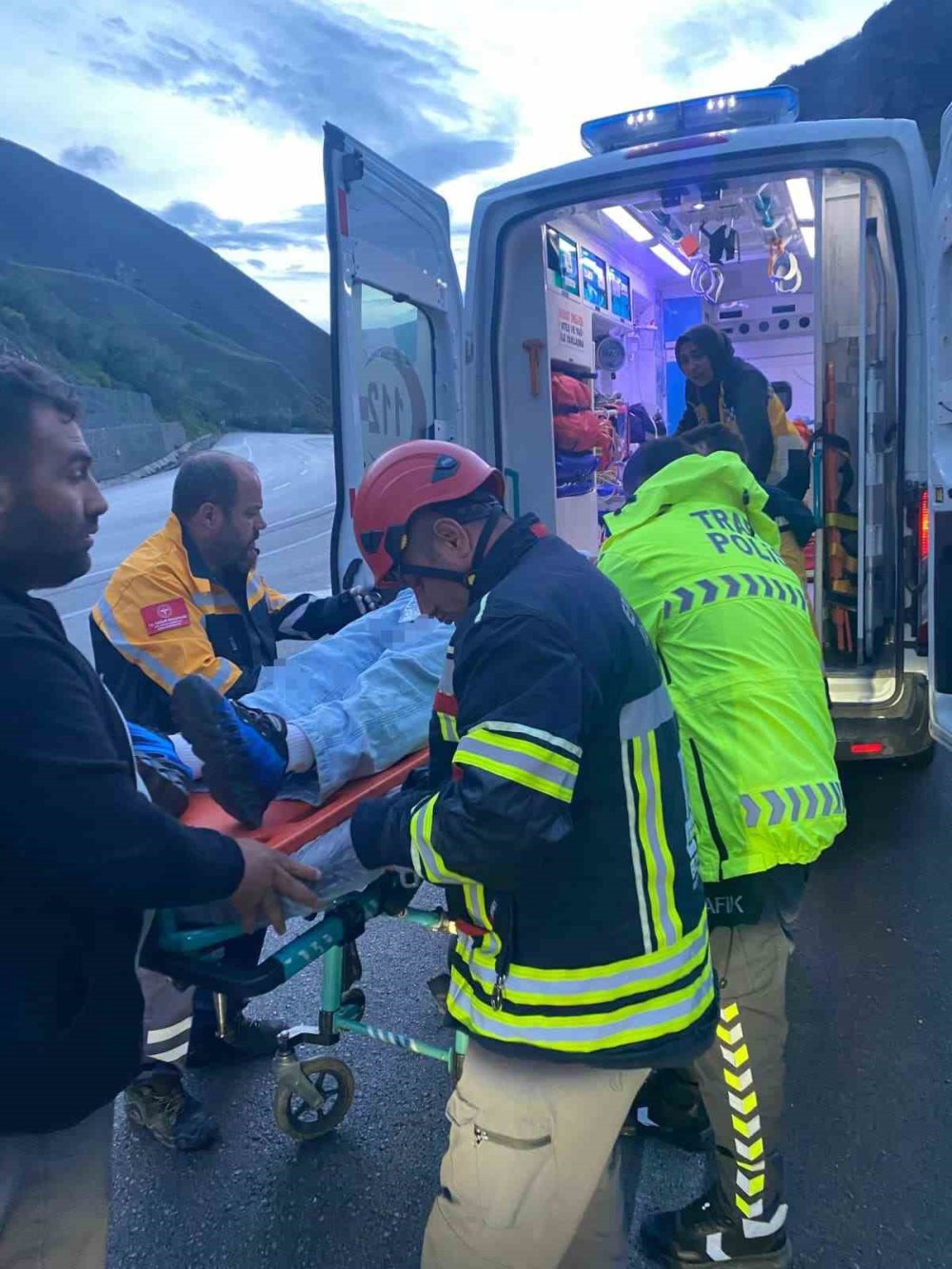 Erzurum’da Otomobil İstinat Duvarına Çarptı.. 1’i Ağır 4 Kişi Yaralandı!