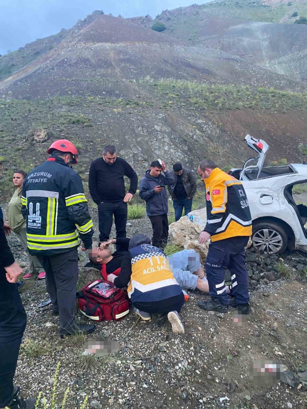 Erzurum’da Otomobil İstinat Duvarına Çarptı.. 1’i Ağır 4 Kişi Yaralandı!