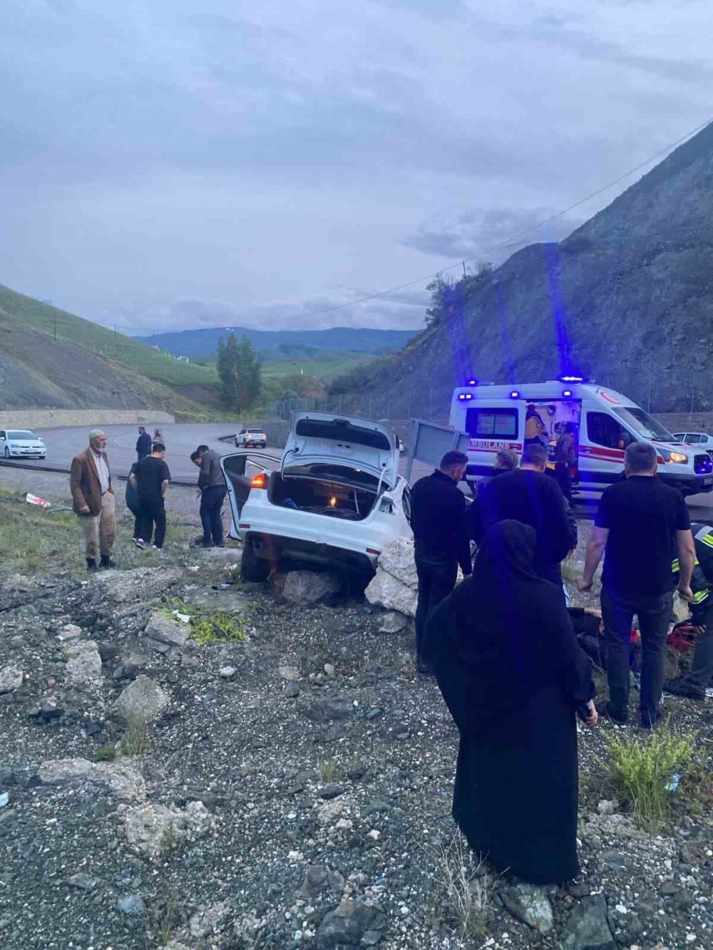 Erzurum’da Otomobil İstinat Duvarına Çarptı.. 1’i Ağır 4 Kişi Yaralandı!