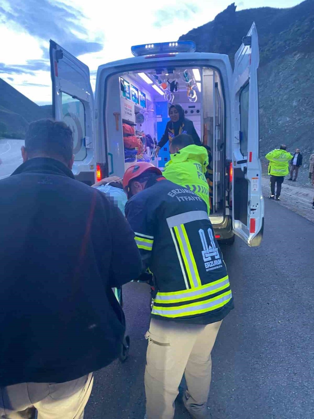 Erzurum’da Otomobil İstinat Duvarına Çarptı.. 1’i Ağır 4 Kişi Yaralandı!