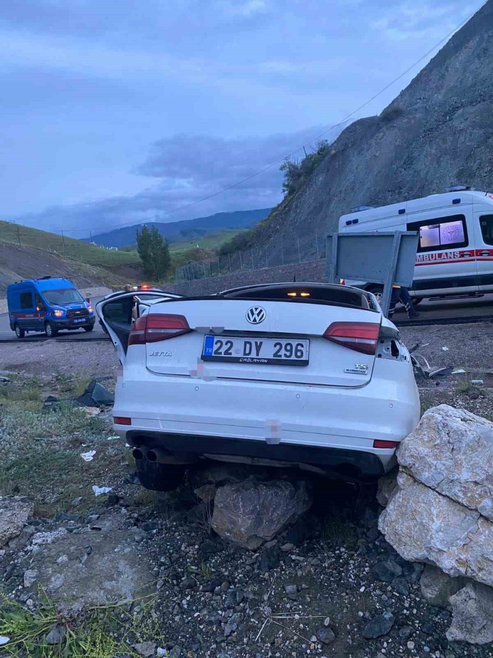 Erzurum’da Otomobil İstinat Duvarına Çarptı.. 1’i Ağır 4 Kişi Yaralandı!