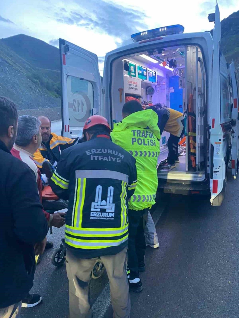 Erzurum’da Otomobil İstinat Duvarına Çarptı.. 1’i Ağır 4 Kişi Yaralandı!
