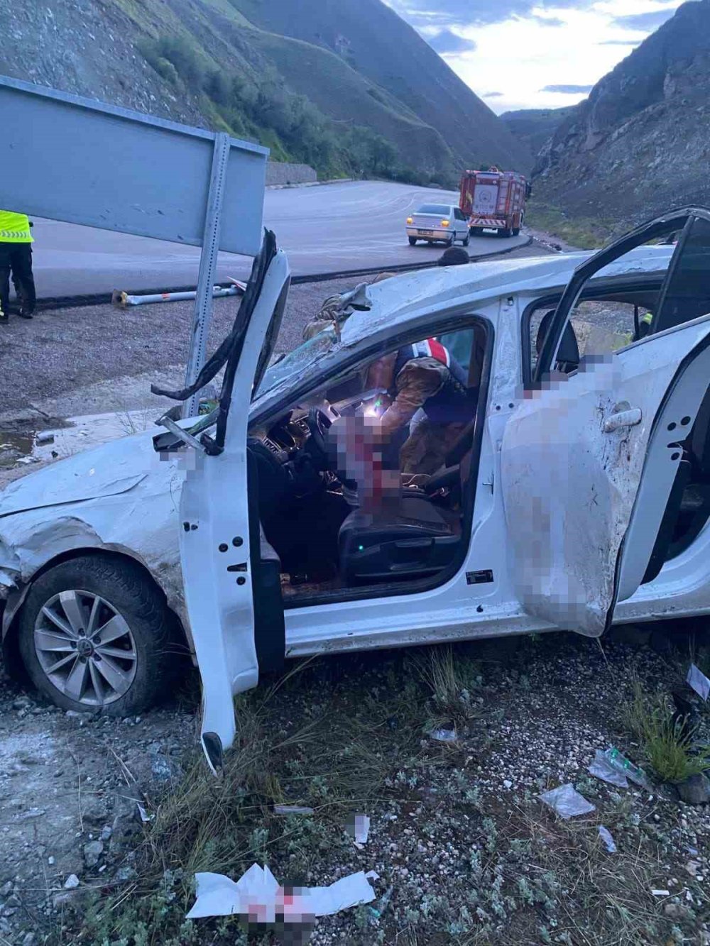 Erzurum’da Otomobil İstinat Duvarına Çarptı.. 1’i Ağır 4 Kişi Yaralandı!