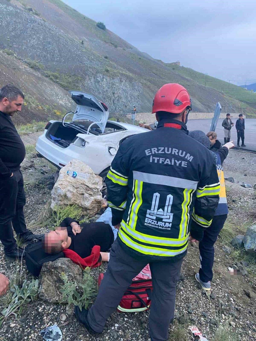 Erzurum’da Otomobil İstinat Duvarına Çarptı.. 1’i Ağır 4 Kişi Yaralandı!