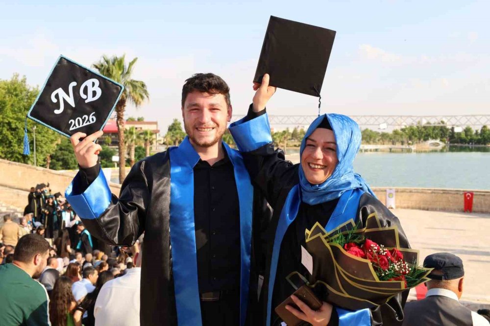 Anne ile Oğlu Aynı Sıradan Mezun Oldu