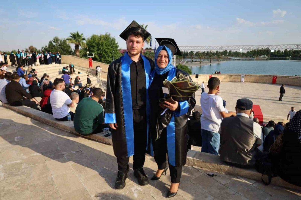 Anne ile Oğlu Aynı Sıradan Mezun Oldu