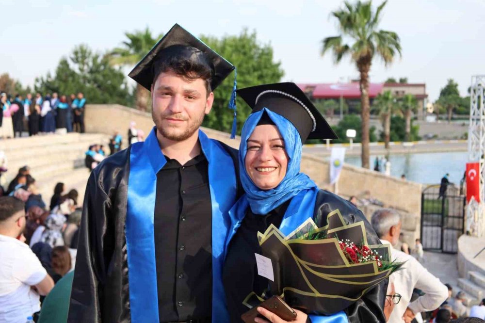 Anne ile Oğlu Aynı Sıradan Mezun Oldu