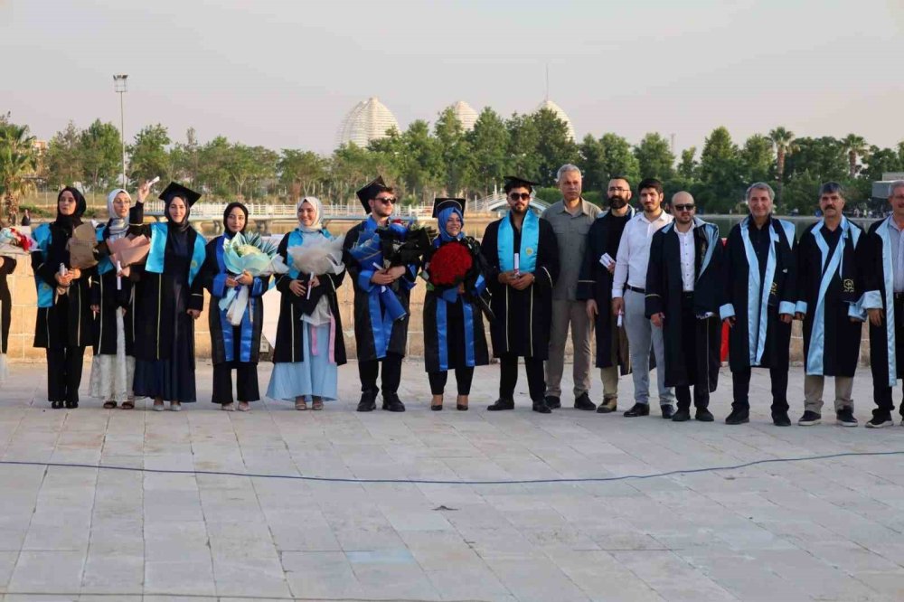 Anne ile Oğlu Aynı Sıradan Mezun Oldu