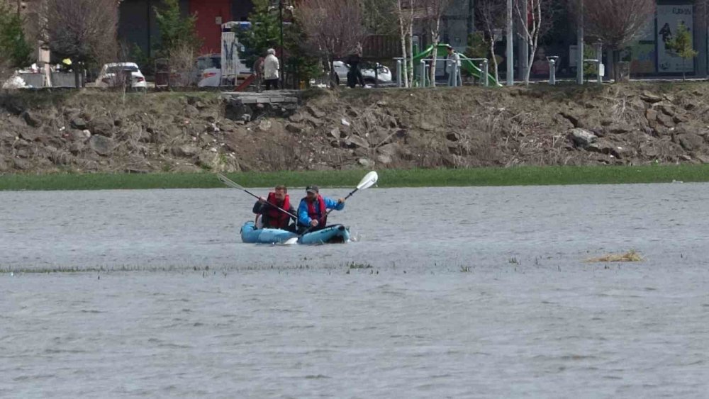 Kura Nehri’nde Kano Keyfi.. Öğretmenler Doğa ve Sporu Bir Araya Getirdi!