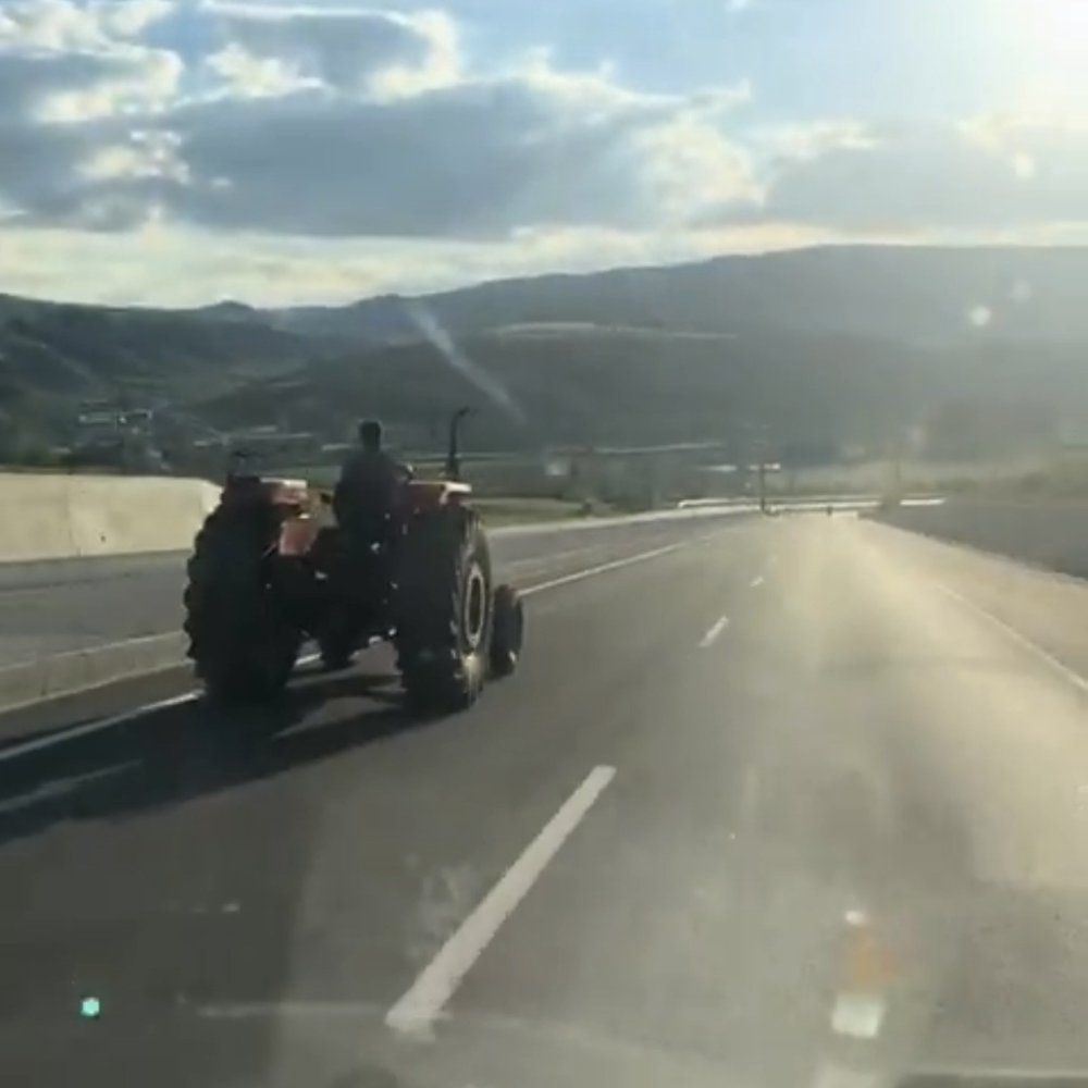 80 Kilometre Hızla Giden Aracı Sollayan Traktör Sürücüsü Kamerada