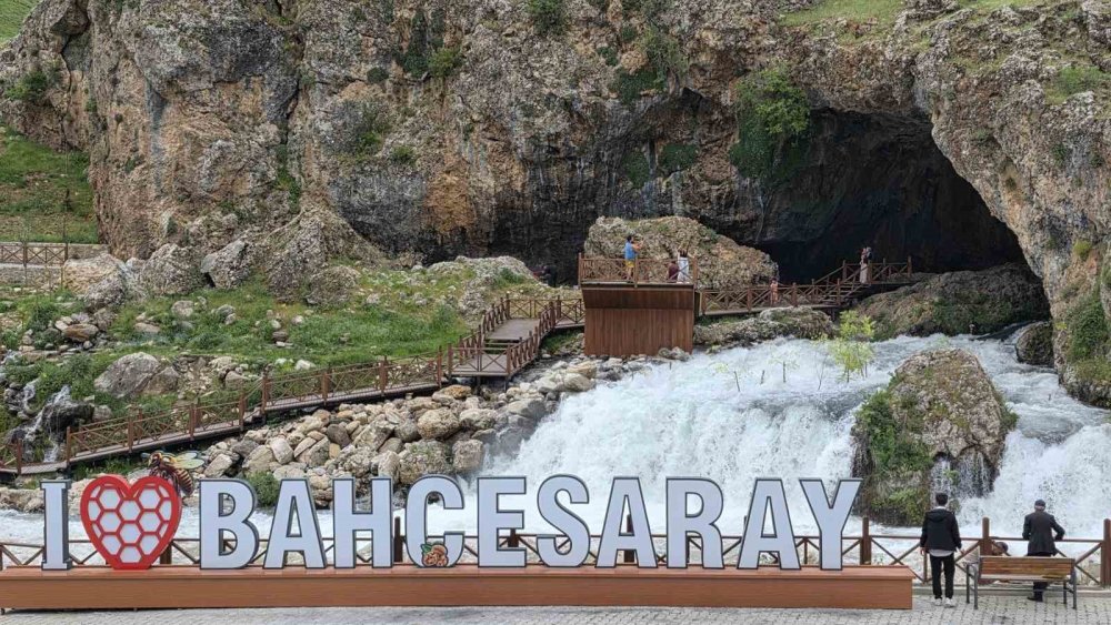 Bahçesaray’da Mağaradan Çıkan Doğal Su Kaynağı İlgi Odağı Oldu