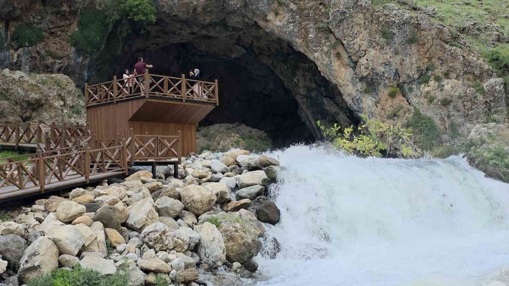 Bahçesaray’da Mağaradan Çıkan Doğal Su Kaynağı İlgi Odağı Oldu
