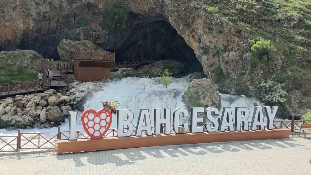 Bahçesaray’da Mağaradan Çıkan Doğal Su Kaynağı İlgi Odağı Oldu