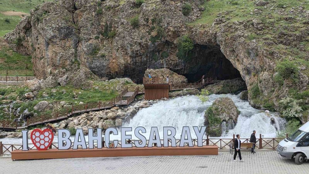 Bahçesaray’da Mağaradan Çıkan Doğal Su Kaynağı İlgi Odağı Oldu