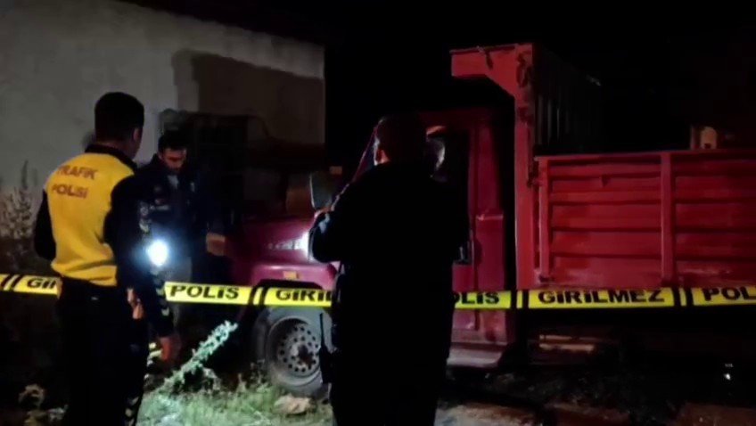 Erzurum’da Kahreden Olay.. Hareket Eden Kamyonetin Sıkıştırdığı Çocuk Yaşamını Yitirdi!