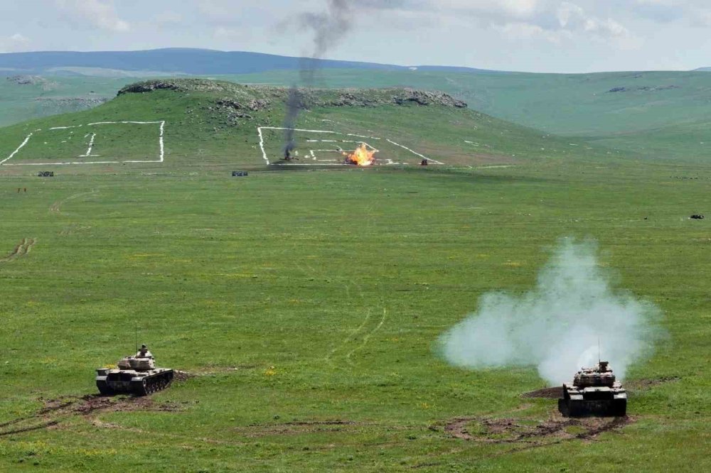 TSK’dan Kars’ta Hazırlık Mesajı.. Atışlı Tatbikat ve KBRN Eğitimi Aynı Sahada Yapıldı!