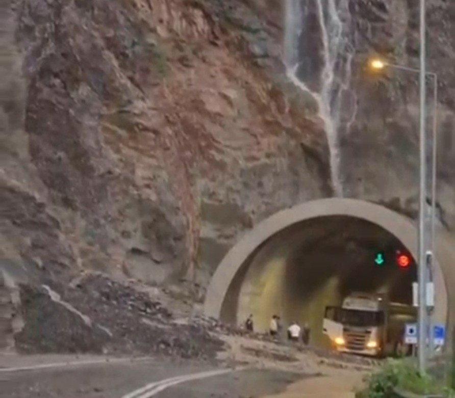Artvin-Erzurum Kara Yolunda Sel Alarmı.. Heyelan Nedeniyle Ulaşım Durdu!