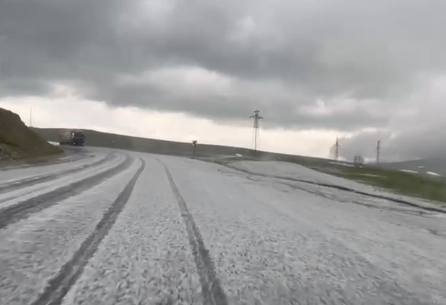 Ardahan’da Yaz Ortasında Kış Manzarası.. Ilgar Dağı Geçidi Doluya Teslim Oldu!