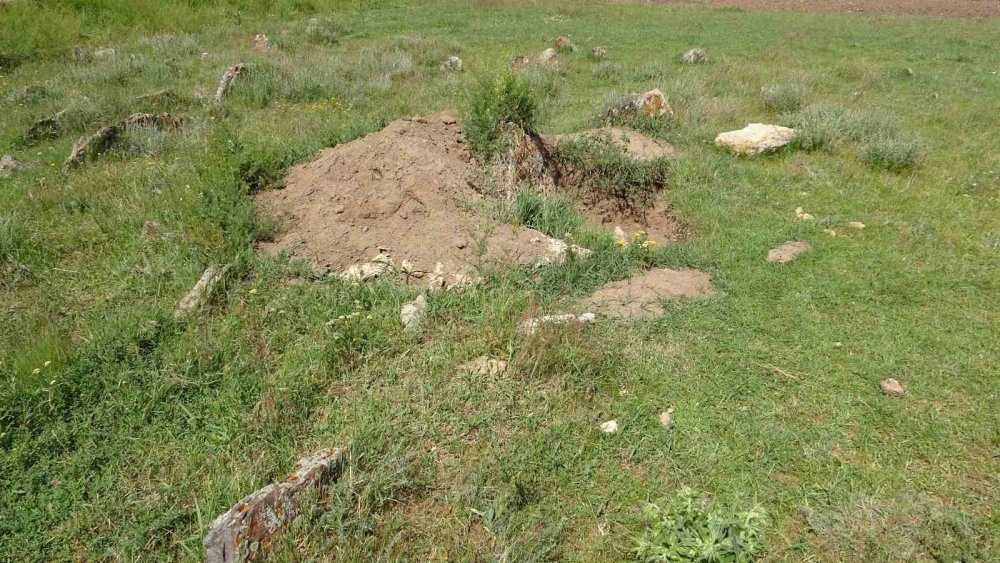 Erzurum’da İki Asırlık Mezarlığa Defineci Talanı
