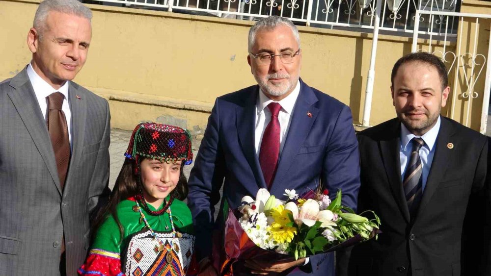 Ardahan'da Yoğun Mesai.. Bakan Işıkhan'dan Valilik ve Parti Teşkilatlarına Ziyaret!