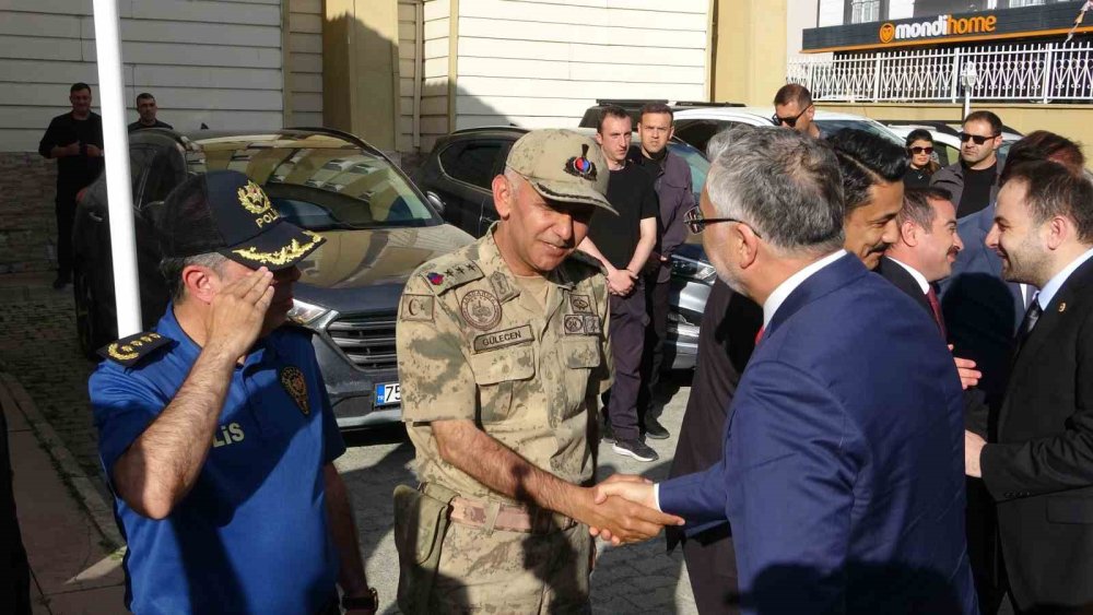 Ardahan'da Yoğun Mesai.. Bakan Işıkhan'dan Valilik ve Parti Teşkilatlarına Ziyaret!