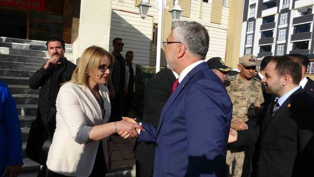 Ardahan'da Yoğun Mesai.. Bakan Işıkhan'dan Valilik ve Parti Teşkilatlarına Ziyaret!