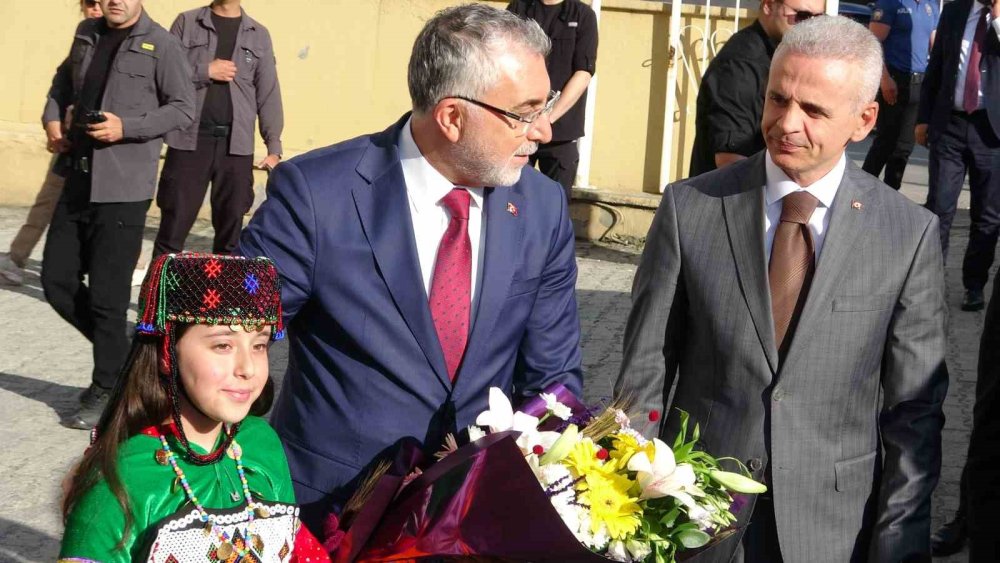 Ardahan'da Yoğun Mesai.. Bakan Işıkhan'dan Valilik ve Parti Teşkilatlarına Ziyaret!