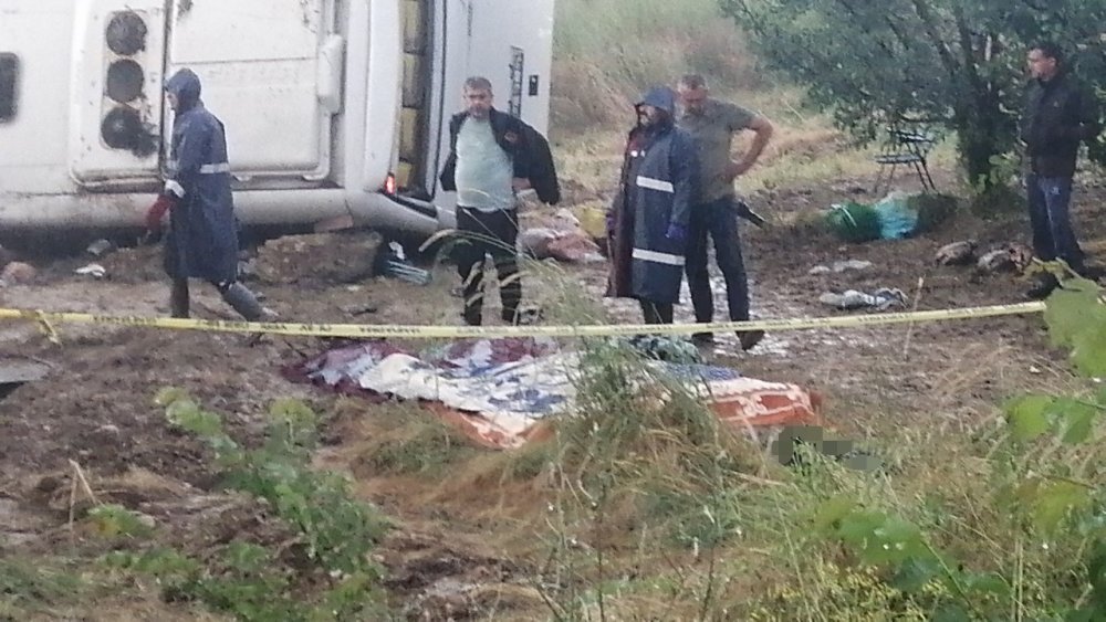 Isparta’da Tur Minibüsü Şarampole Yuvarlandı: 4 Ölü, 16 Yaralı