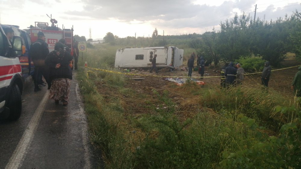 Isparta’da Tur Minibüsü Şarampole Yuvarlandı: 4 Ölü, 16 Yaralı