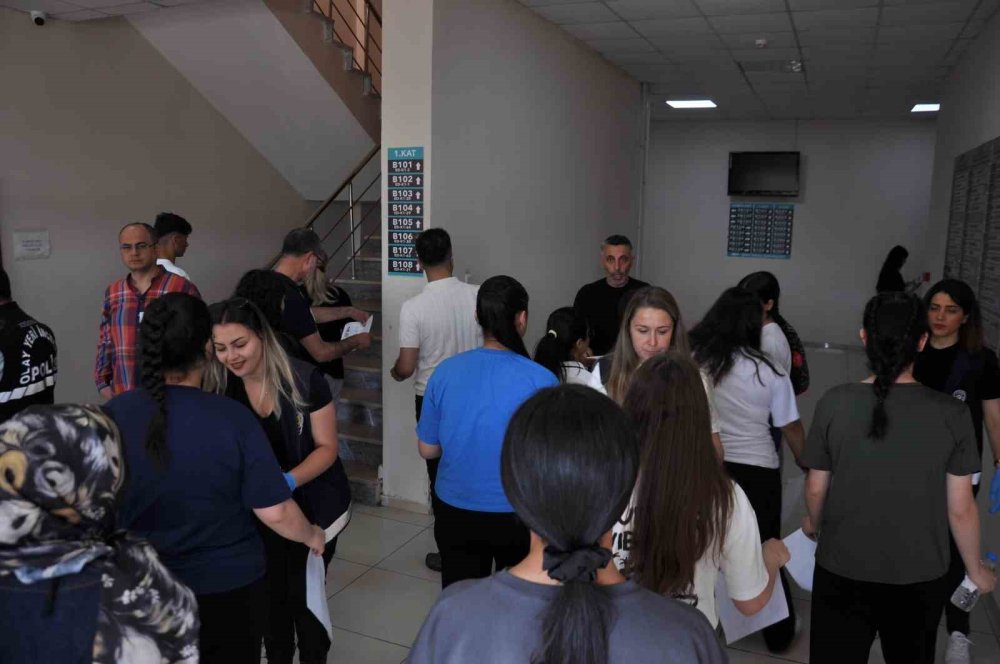 Türkiye'de YKS Heyecanı Yaşandı.. Gözler Şimdi AYT ve YDT Oturumlarında!