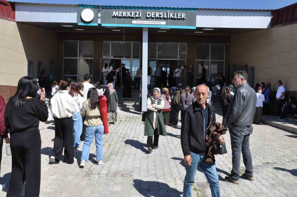 Türkiye'de YKS Heyecanı Yaşandı.. Gözler Şimdi AYT ve YDT Oturumlarında!