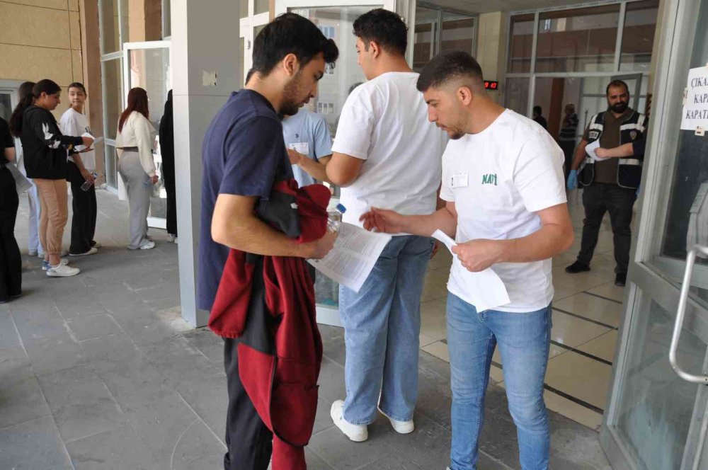 Türkiye'de YKS Heyecanı Yaşandı.. Gözler Şimdi AYT ve YDT Oturumlarında!
