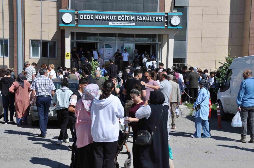 Türkiye'de YKS Heyecanı Yaşandı.. Gözler Şimdi AYT ve YDT Oturumlarında!