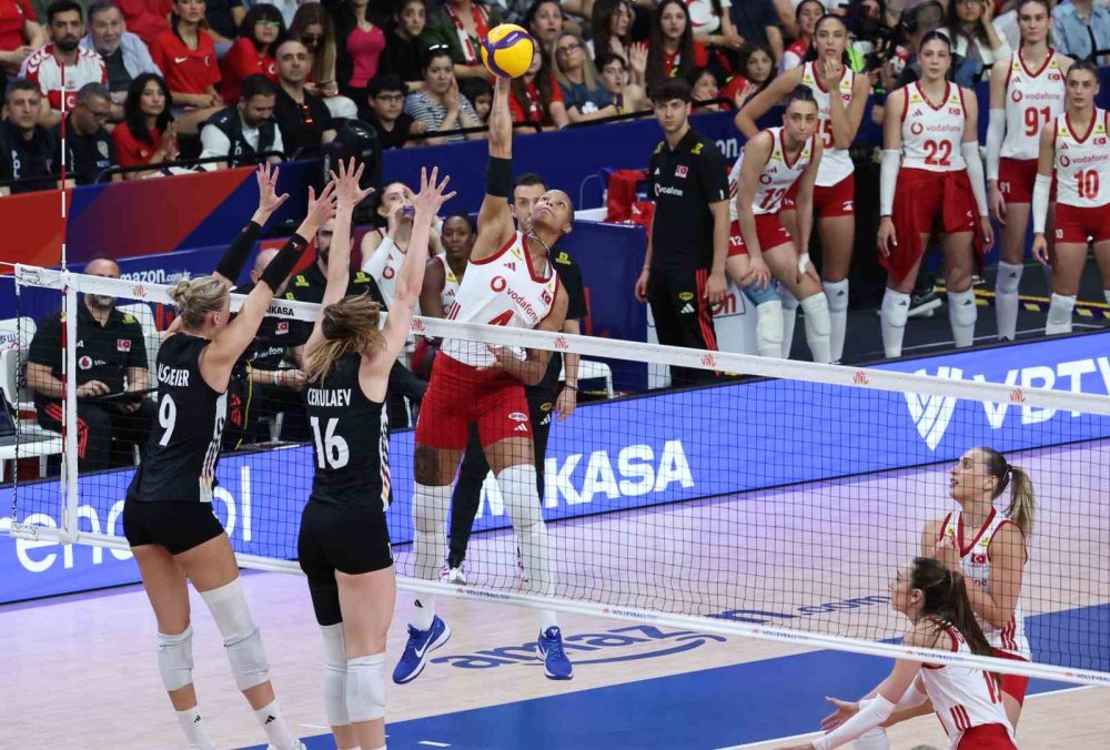 Milletler Ligi'nde Kritik Galibiyet.. Türkiye, Almanya Engelini 3-2 Geçti!