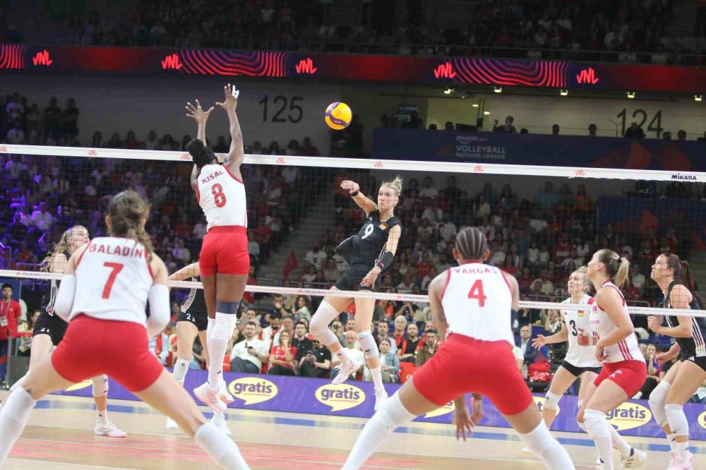 Milletler Ligi'nde Kritik Galibiyet.. Türkiye, Almanya Engelini 3-2 Geçti!