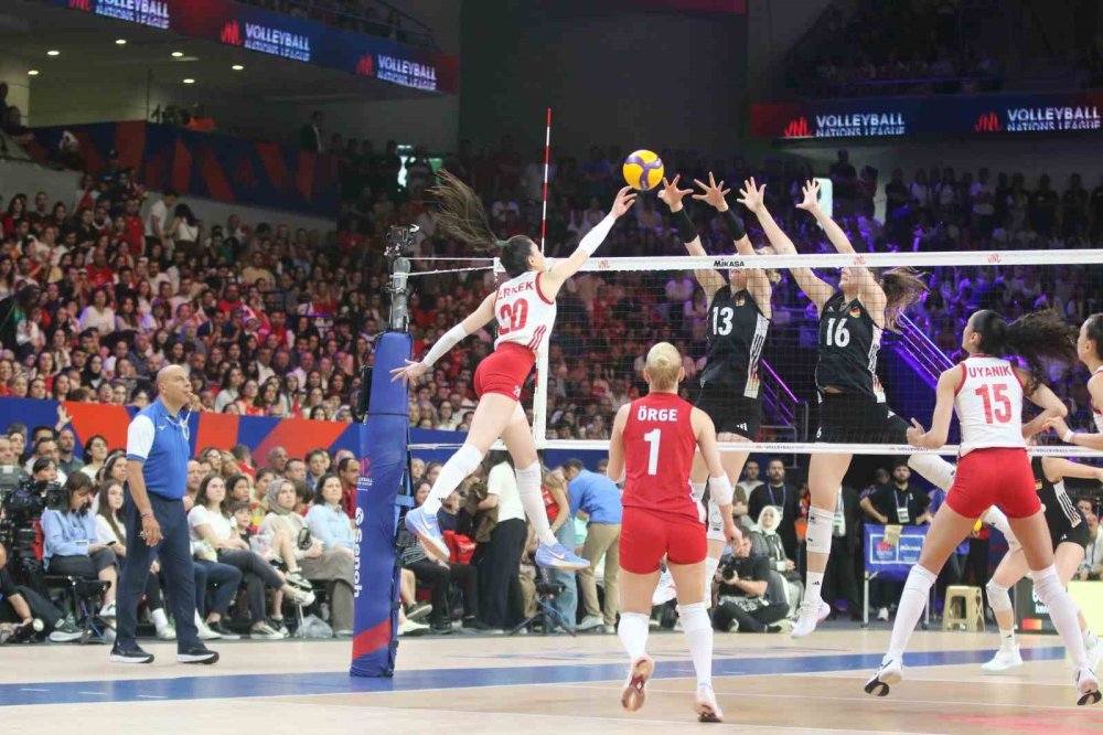 Milletler Ligi'nde Kritik Galibiyet.. Türkiye, Almanya Engelini 3-2 Geçti!
