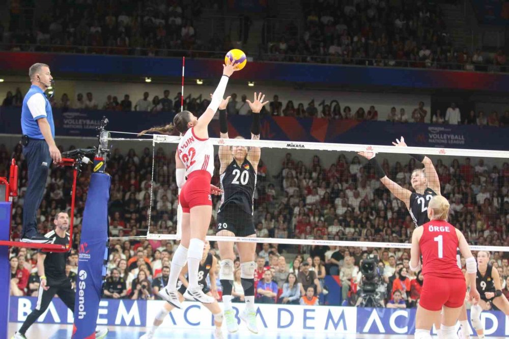 Milletler Ligi'nde Kritik Galibiyet.. Türkiye, Almanya Engelini 3-2 Geçti!