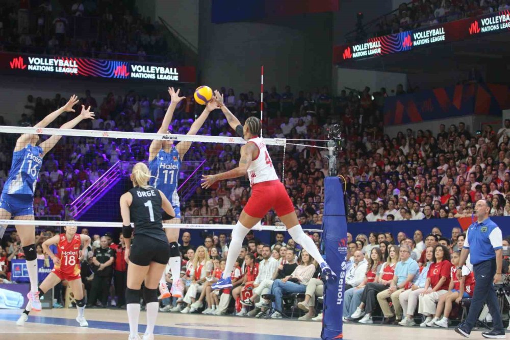 A Milli Kadın Voleybol Takımı Çin Engelini Aştı.. Ankara'da Nefes Kesen Zafer!