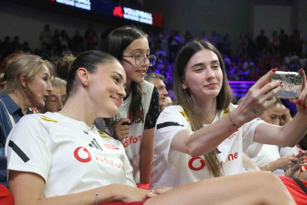 A Milli Kadın Voleybol Takımı Çin Engelini Aştı.. Ankara'da Nefes Kesen Zafer!