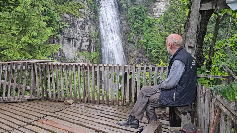 Macahel'in Saklı Cenneti Maral Şelalesi Coştu.. Doğaseverlerin İlgi Odağı Oldu!