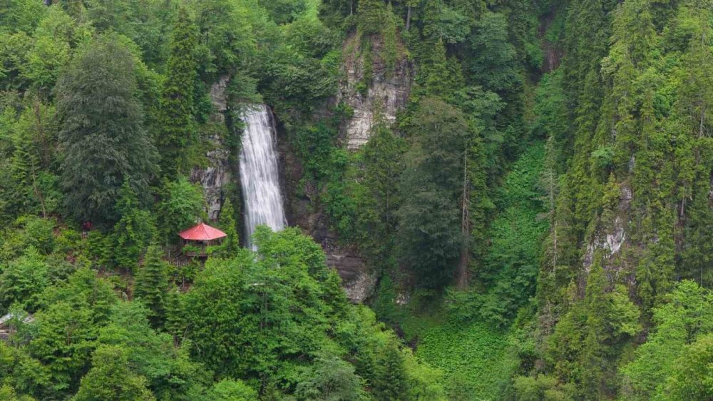 Macahel'in Saklı Cenneti Maral Şelalesi Coştu.. Doğaseverlerin İlgi Odağı Oldu!