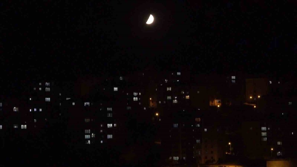 Van ve Yüksekova Semalarında Görsel Şölen.. Yaz Gündönümü ve Yarım Ay Büyüledi!