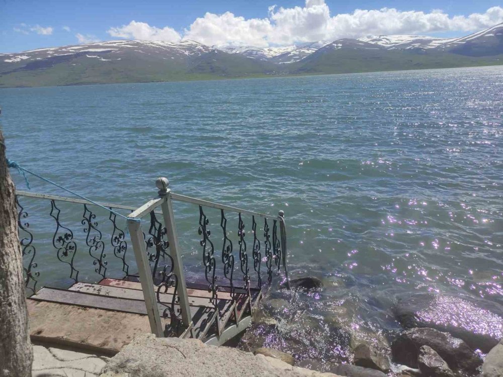 Çıldır Gölü'nde Dikkat Çeken Değişim.. Yağışlar ve Kar Suları Seviyeyi Yükseltti!