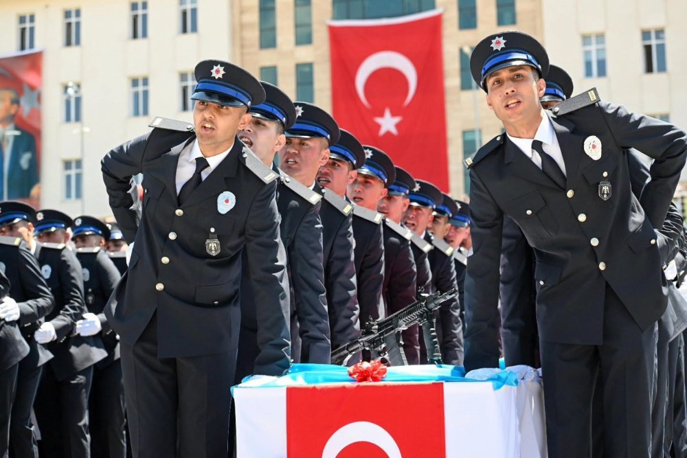 Erzurum’da 32. Dönem Polis Adayları Mezun Oldu