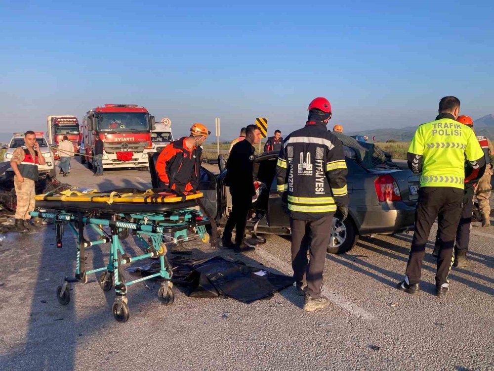 Erzurum'da Feci Kaza.. Otomobil Kamyonete Çarptı, 3 Kişi Hayatını Kaybetti!