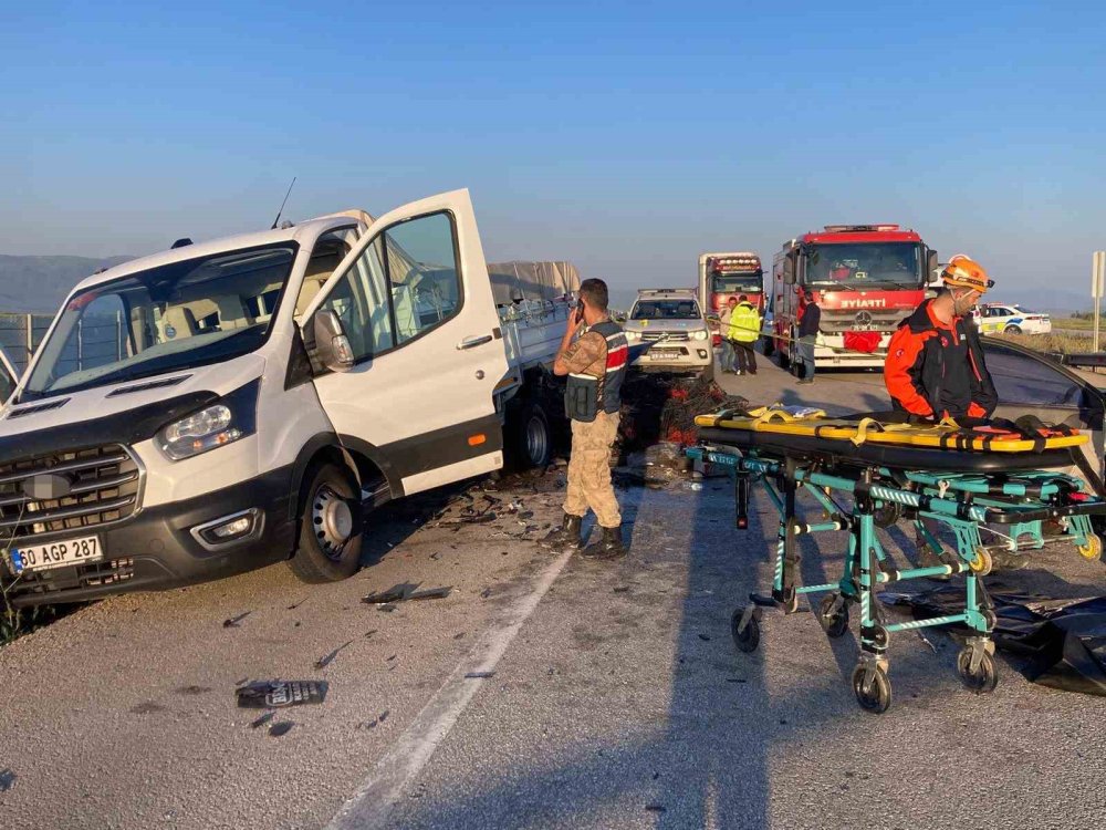 Erzurum'da Feci Kaza.. Otomobil Kamyonete Çarptı, 3 Kişi Hayatını Kaybetti!