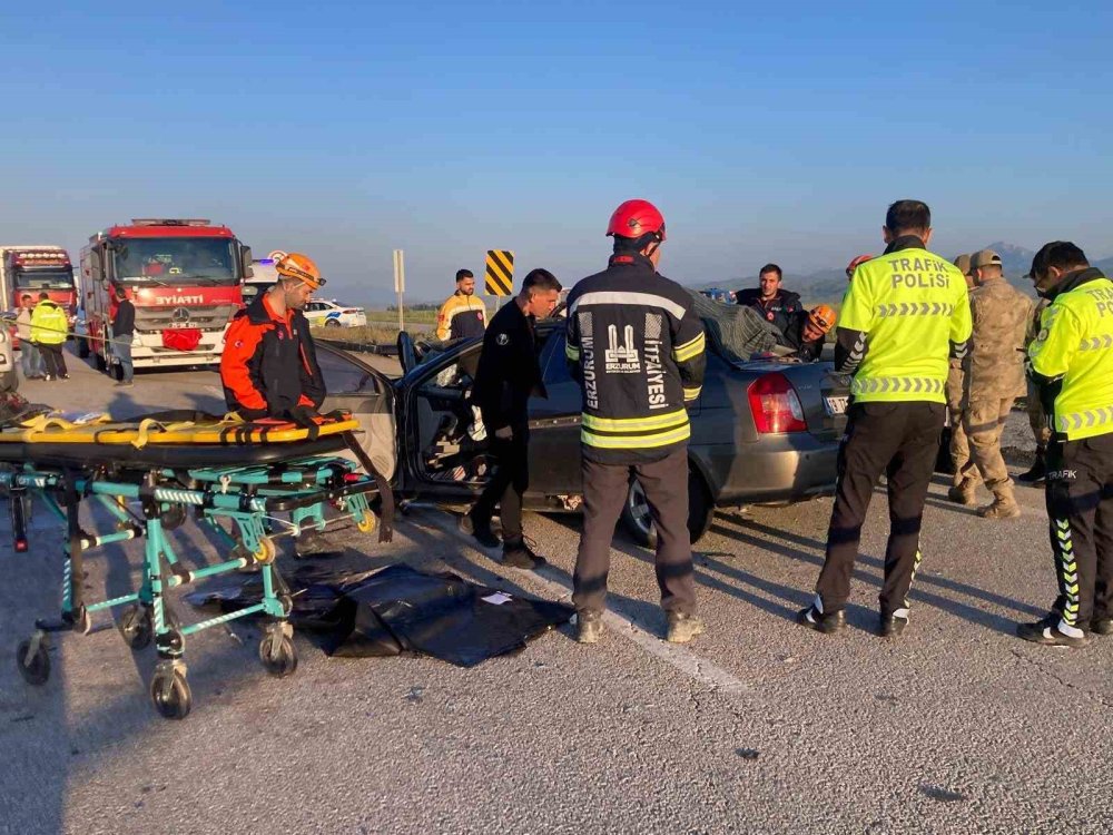 Erzurum'da Feci Kaza.. Otomobil Kamyonete Çarptı, 3 Kişi Hayatını Kaybetti!