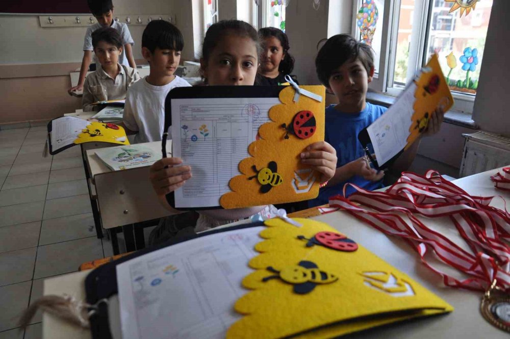 Kars’ta 53 Bin 676 Öğrenci Karne Heyecanı Yaşadı.. Yaz Tatili Başladı!