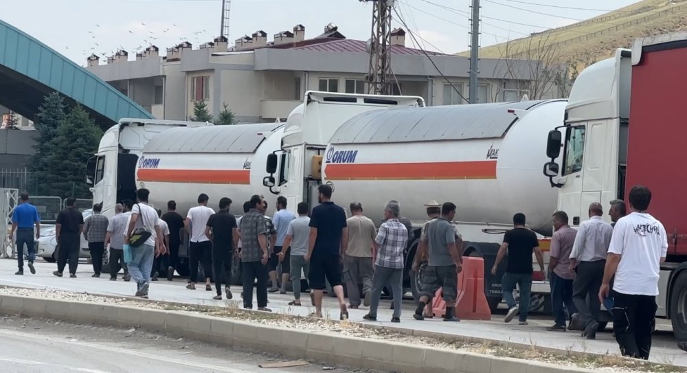 Türkiye-İran Sınırında 5 Kilometrelik TIR Kuyruğu Oluştu